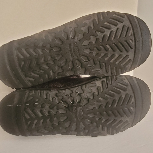 UGG Australia Snake Skin Pattern Bows Boots - Picture 11 of 14